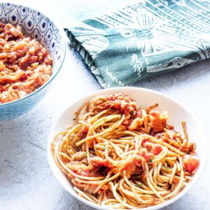 spaghetti with sundried tomato pasta sauce in bowl
