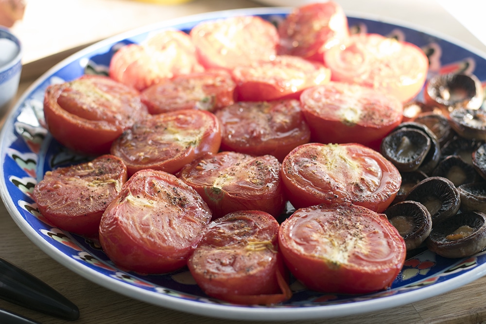 tomatoes and mushrooms - vegan breakfast at Domaine du Pignoulet pilates retreat in France 