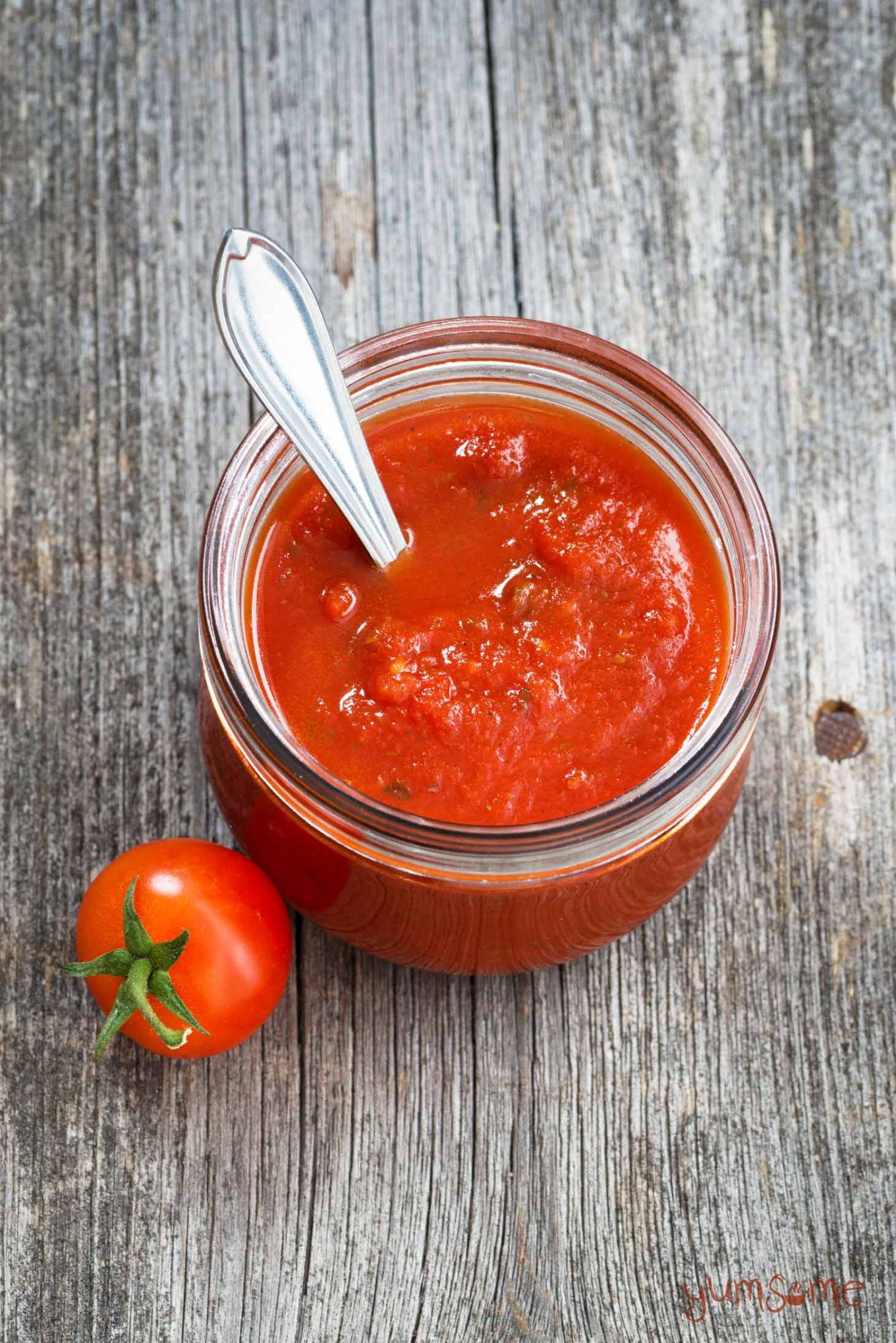 easy vegan pasta recipes - classic Italian tomato sauce by Yumsome